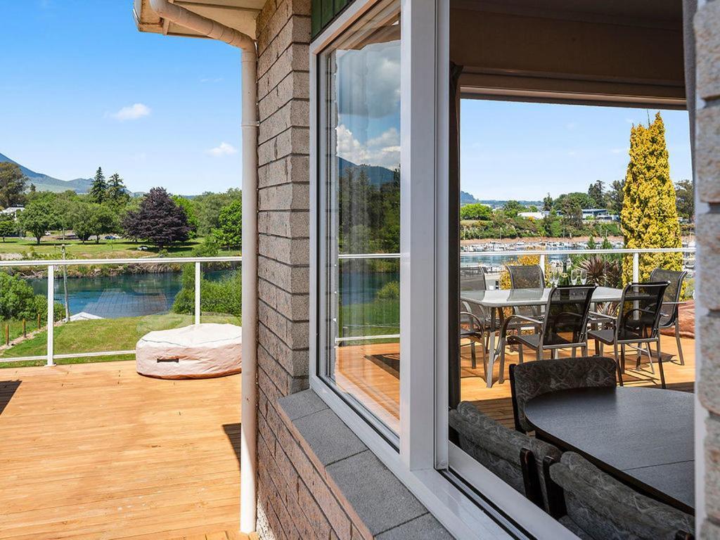 Central Riverside Retreat - Taupo Holiday Home Exterior photo